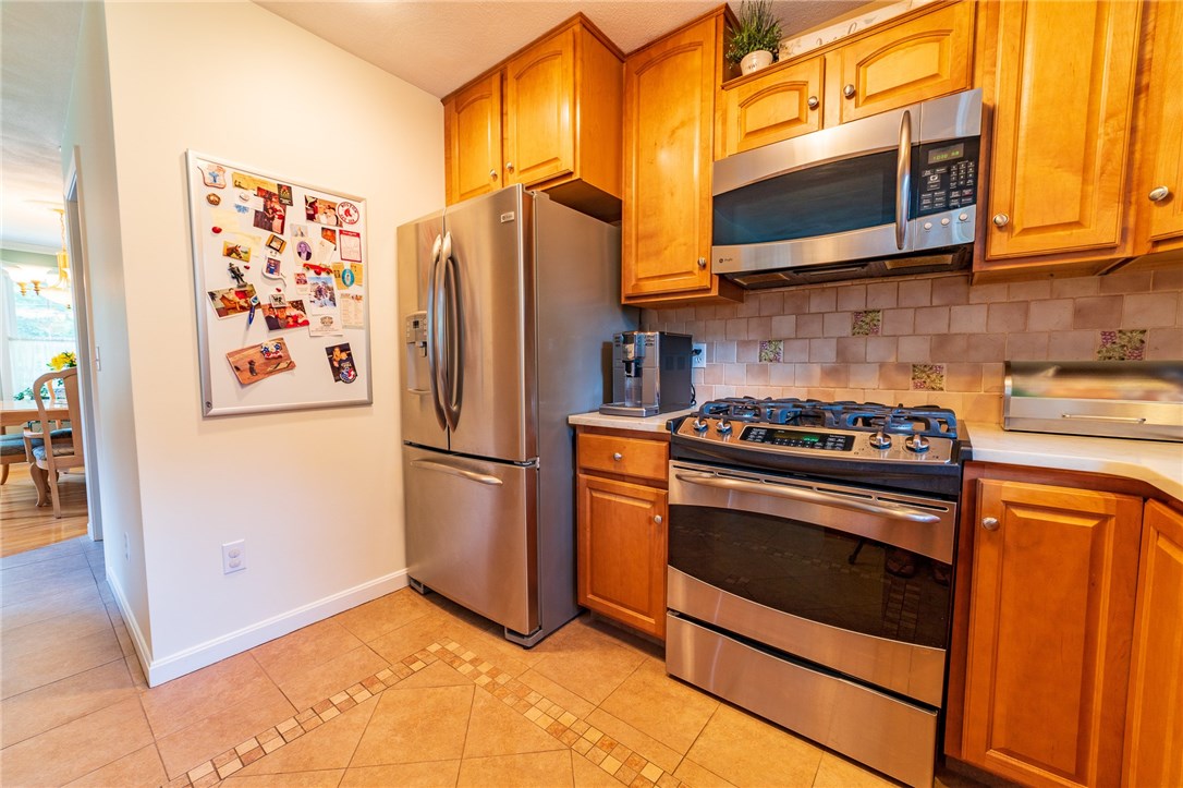 28 Peveril Road Cranston, RI 02921 - Photo 9 of 35 Gallery Image 9