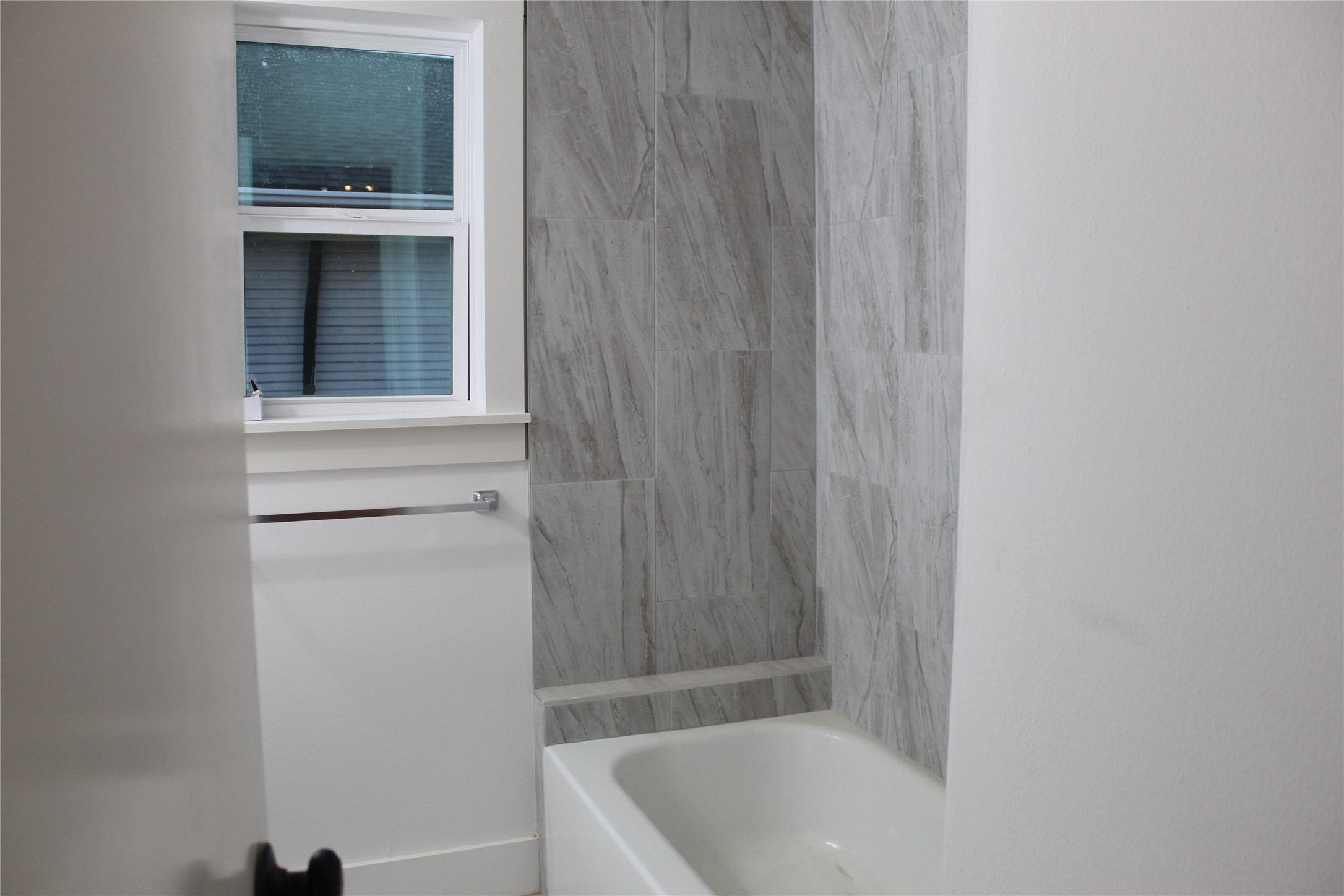 2713 Cochran Street Houston, TX 77009 - Photo 19 of 28 a bathroom with a bathtub