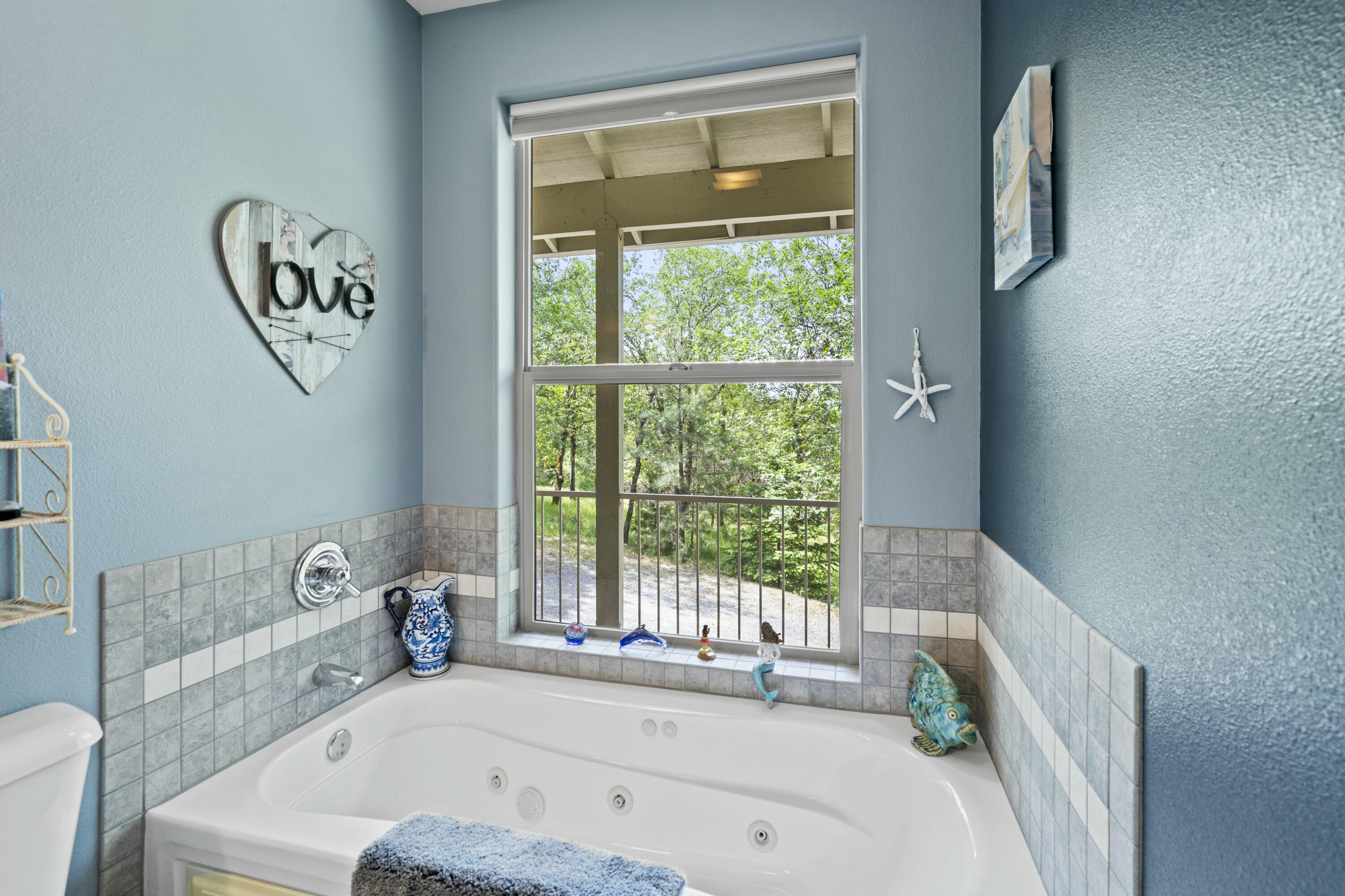 466 Three Pines Road Grants Pass, OR 97526 - Photo 20 of 41 Main Level Guest Bathroom