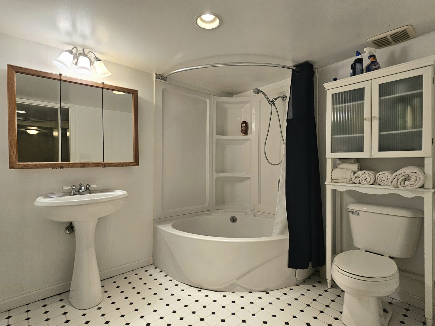 122 South Park Road Joliet, IL 60433 - Photo 13 of 19 a bathroom with a sink toilet and shower