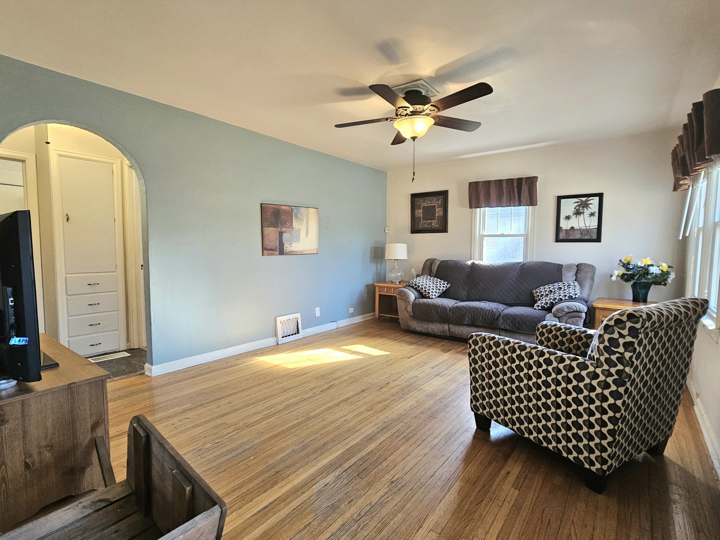 122 South Park Road Joliet, IL 60433 - Photo 3 of 19 a living room with furniture