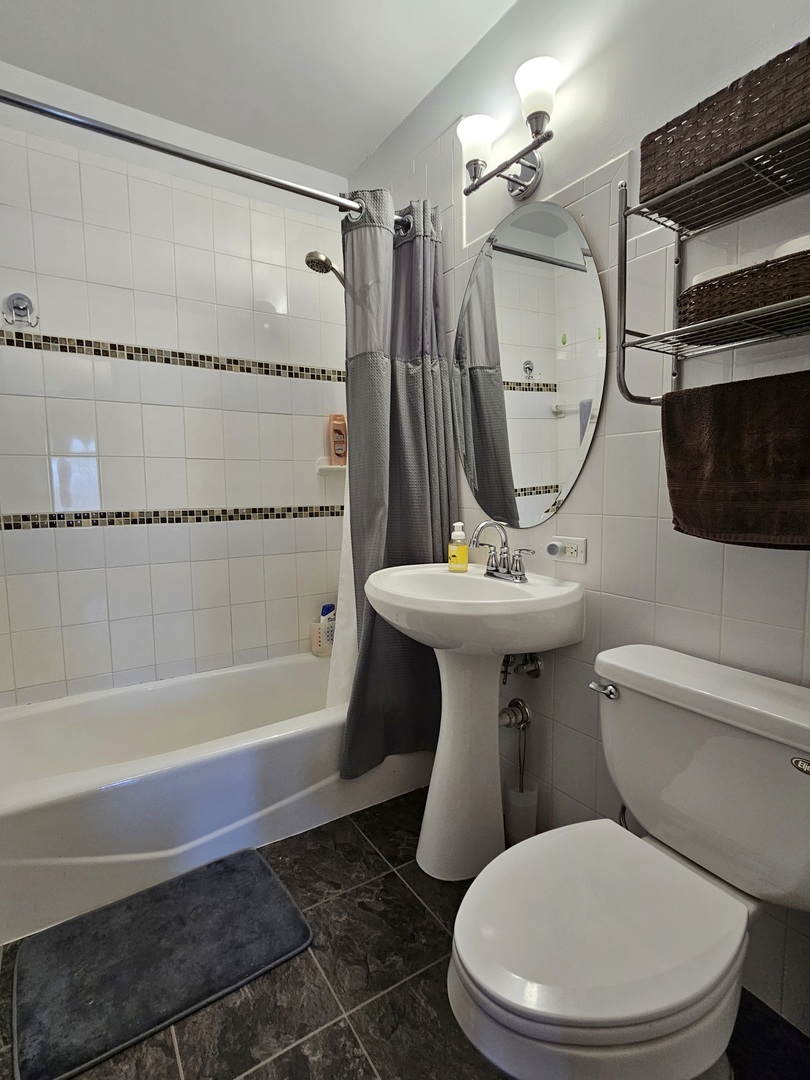 122 South Park Road Joliet, IL 60433 - Photo 9 of 19 a bathroom with a sink toilet and shower