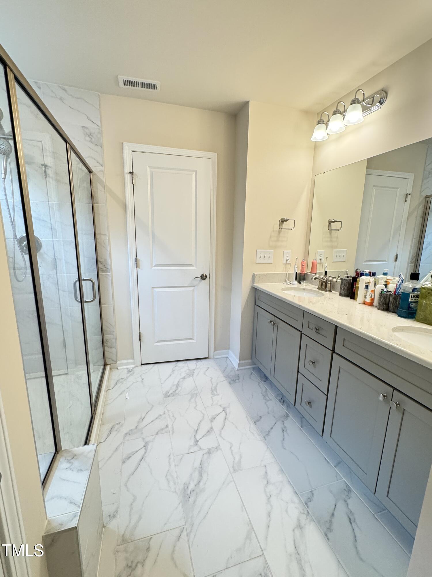 422 Notre Dame Drive Durham, NC 27713 - Photo 17 of 26 a bathroom with a sink and mirror with bathtub