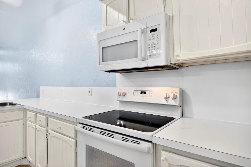 17 April Point Drive North Conroe, TX 77356 - Photo 23 of 42 a utility room with dryer and washer