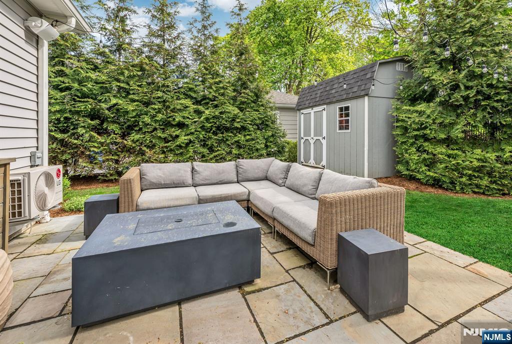 159 Hampton Place Ridgewood, NJ 07450 - Photo 4 of 50