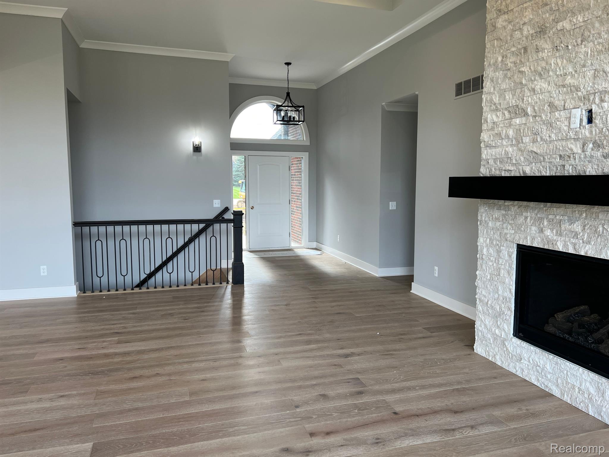 8083 Morningside - Entry / Great Room
