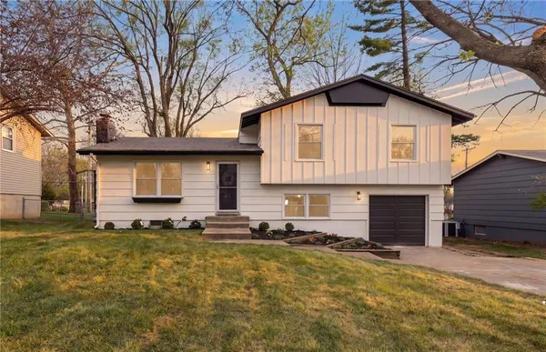 $390,000 | 8813 West 90th Terrace, Overland Park, KS 66212