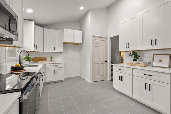 $390,000 | 8813 West 90th Terrace, Overland Park, KS 66212