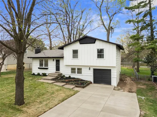 $390,000 | 8813 West 90th Terrace, Overland Park, KS 66212