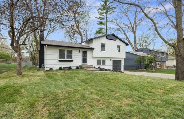 $390,000 | 8813 West 90th Terrace, Overland Park, KS 66212