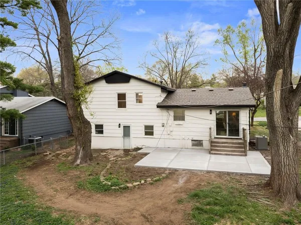 $390,000 | 8813 West 90th Terrace, Overland Park, KS 66212