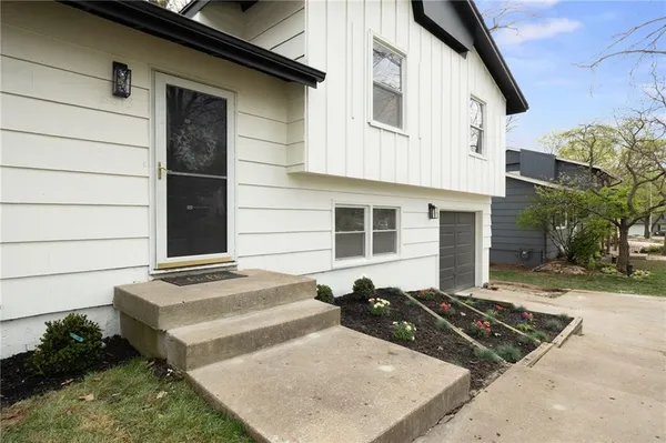 $390,000 | 8813 West 90th Terrace, Overland Park, KS 66212