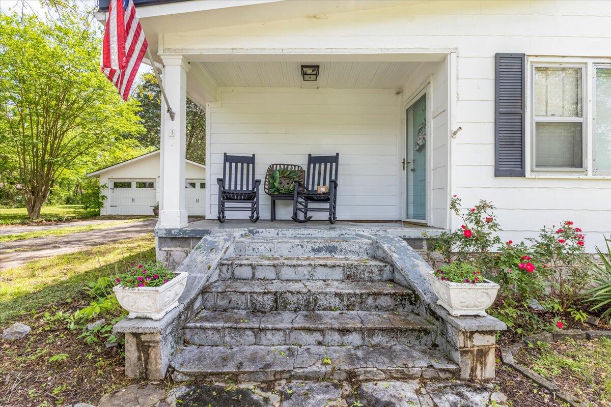 702 Cove Road Chickamauga, GA 30707 - Photo 3 of 23 Front porch