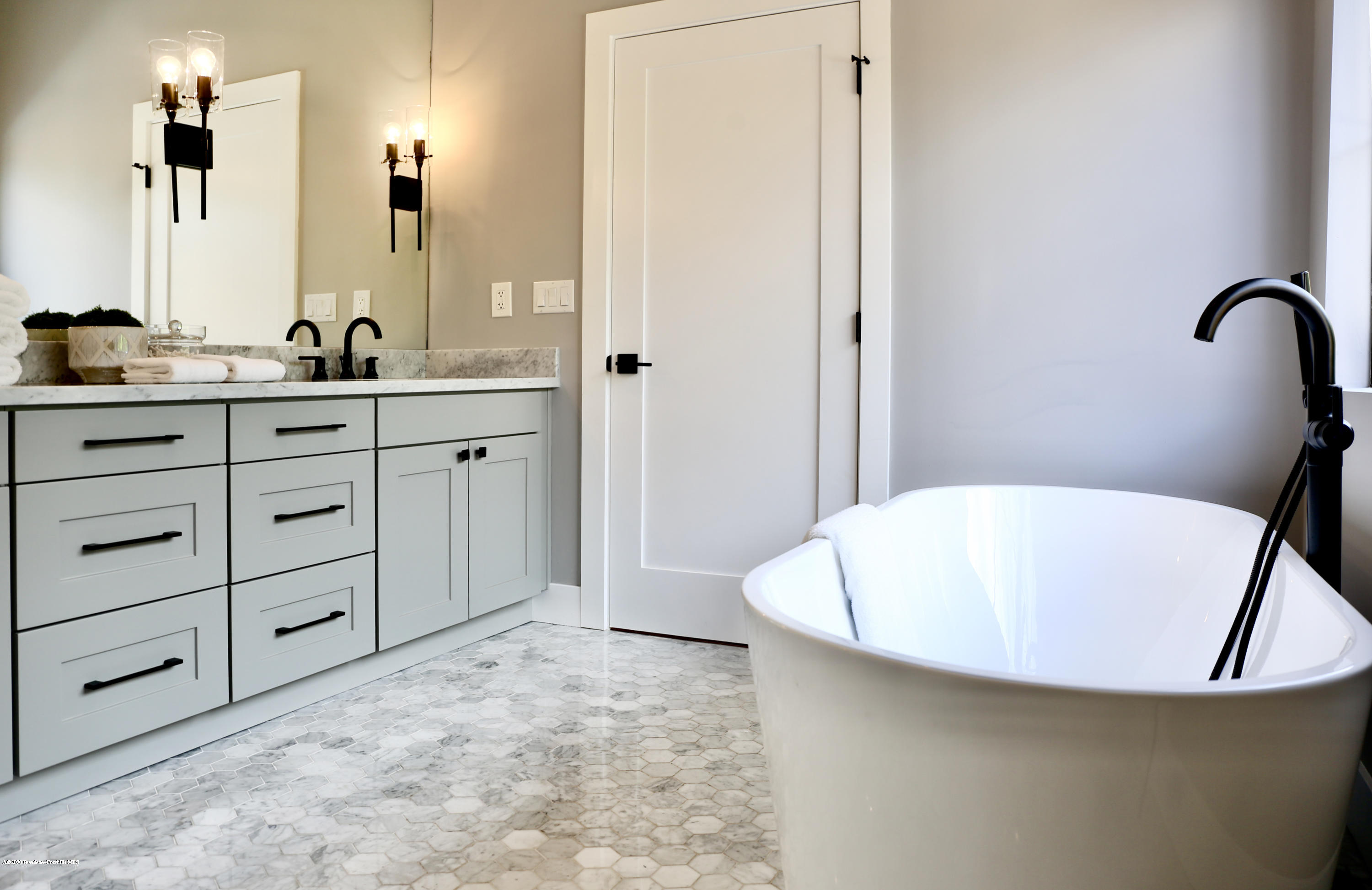 3665 Thorndale Road Pasadena, CA 91107 - Photo 33 of 45 a bathroom with a tub sink and mirror