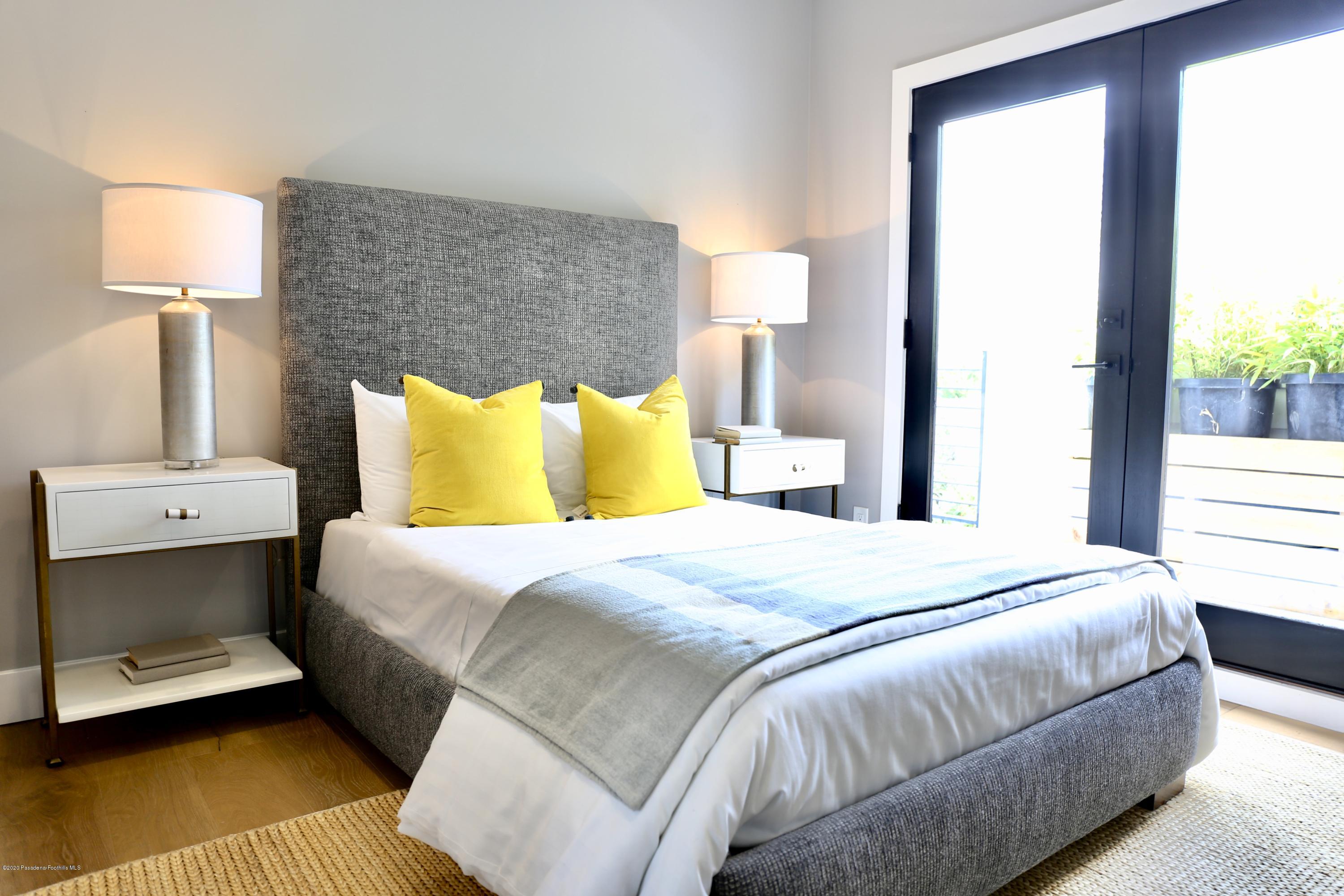 3665 Thorndale Road Pasadena, CA 91107 - Photo 40 of 45 a bedroom with a bed and a lamp