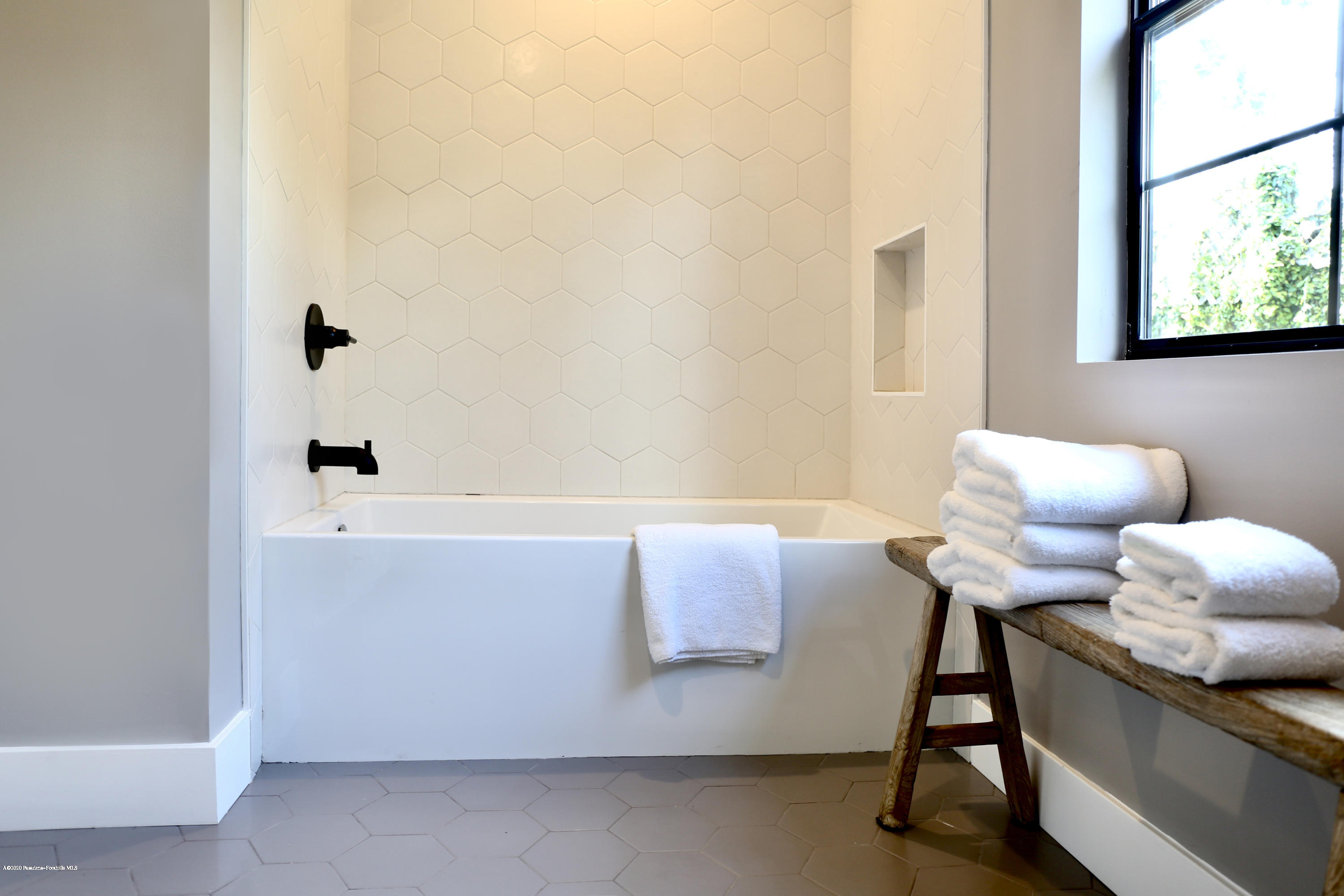 3665 Thorndale Road Pasadena, CA 91107 - Photo 10 of 45 a bathroom with a bathtub and a sink