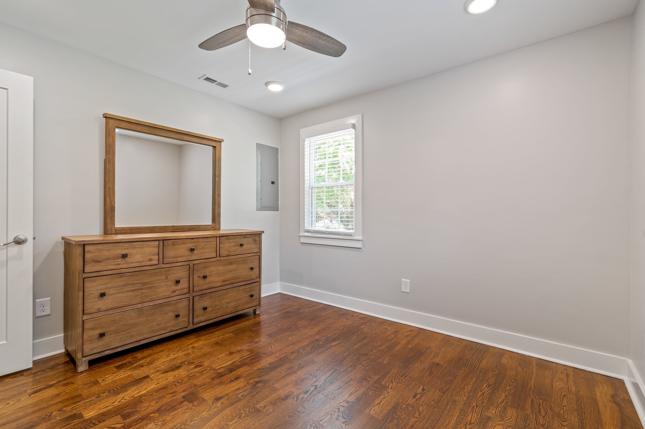 884 Kipling Drive Nashville, TN 37217 - Photo 29 of 40 a room with furniture and a window