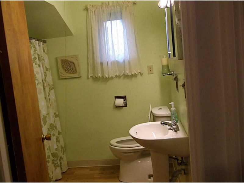 113 Clearview Road Aliquippa, PA 15001 - Photo 14 of 21 Full Bath.