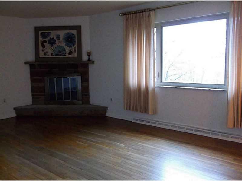 113 Clearview Road Aliquippa, PA 15001 - Photo 10 of 21 Living Room.