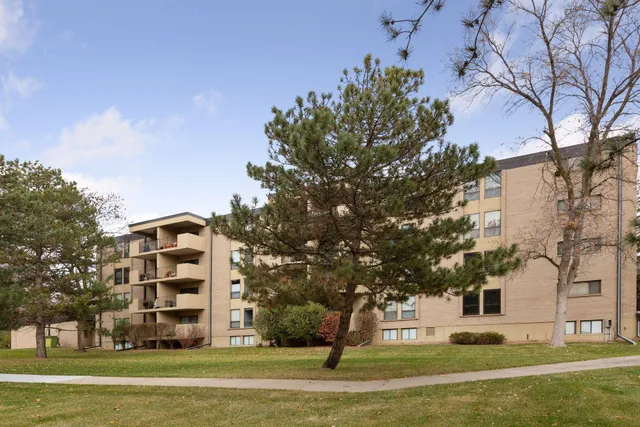 $1,595 | 6730 Vernon Avenue South, Unit 105, Edina, MN 55436