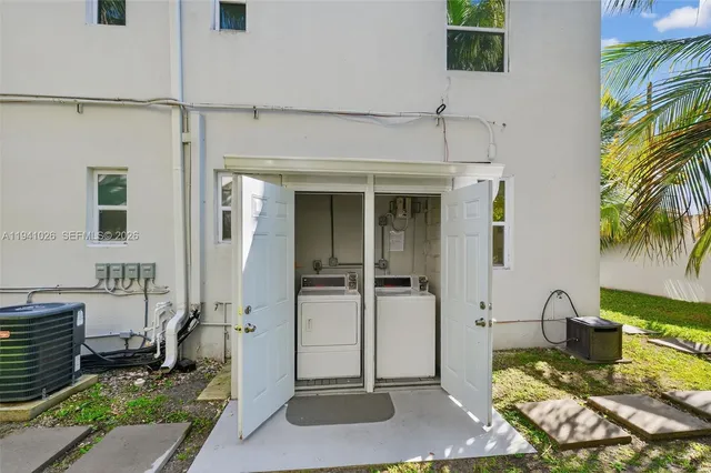 a view of a back yard