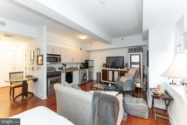 $1,825 | 219-29 South 18th Street, Unit 504, Philadelphia, PA 19103