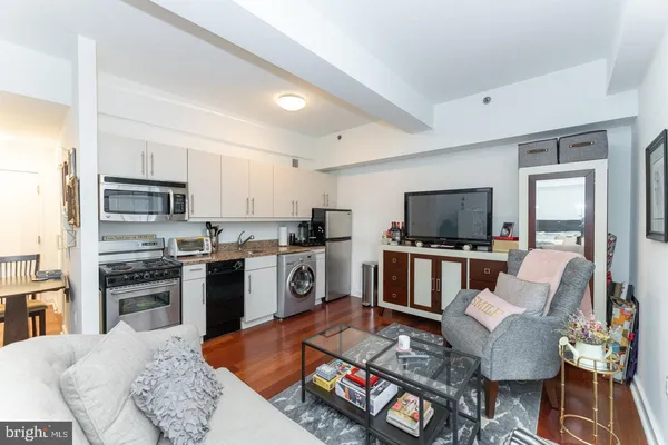 $1,825 | 219-29 South 18th Street, Unit 504, Philadelphia, PA 19103