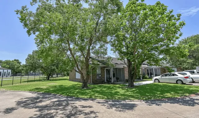 a view of a house with a backyard