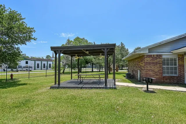 a view of a house with a backyard