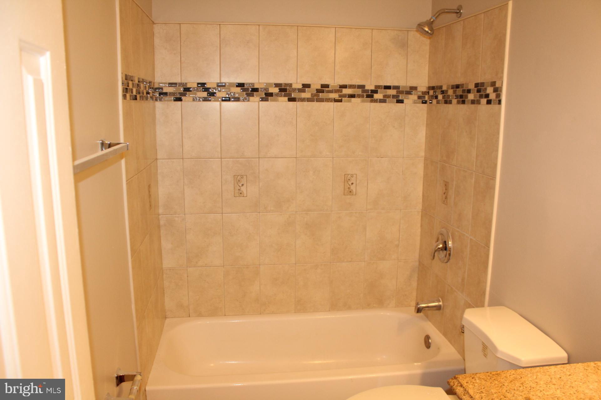 423 Laurel Avenue Fredericksburg, VA 22408 - Photo 20 of 28 a bathroom with a bathtub