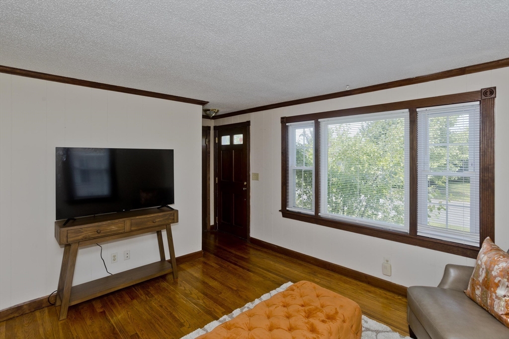 23 Mary Street Springfield, MA 01118 - Photo 4 of 36