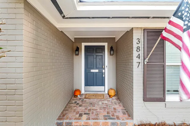 a entryway view with a outdoor space