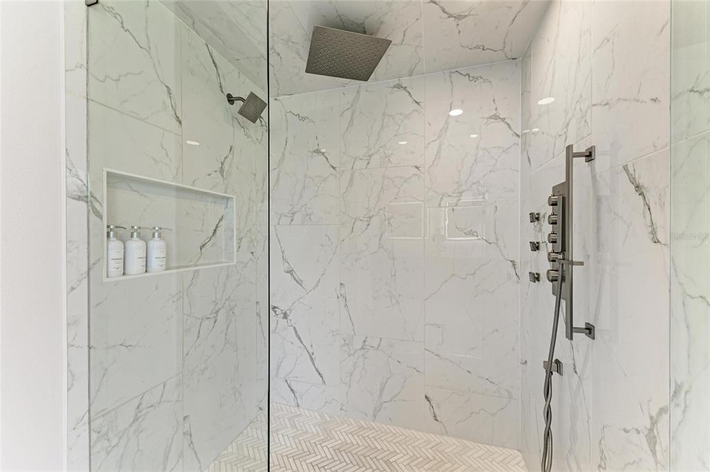 544 Fore Drive Bradenton, FL 34208 - Photo 42 of 95 a bathroom with a shower