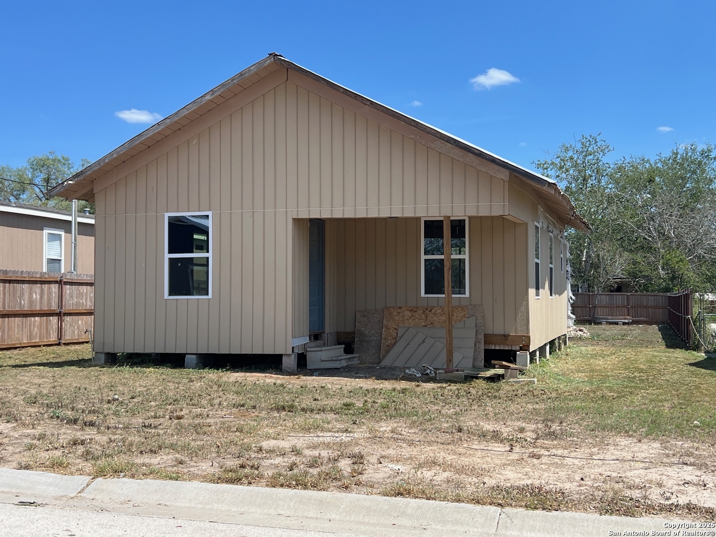 1708 Hackberry Street Three Rivers, TX 78071 - Photo 2 of 7 a view of a house