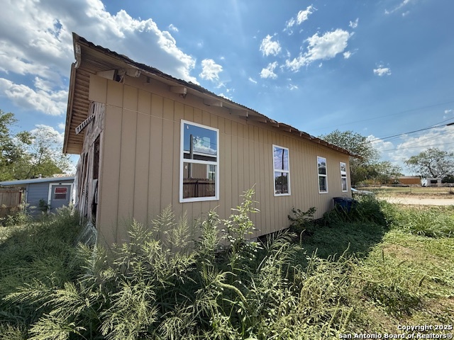 1708 Hackberry Street Three Rivers, TX 78071 - Photo 6 of 7 a house view with a backyard space