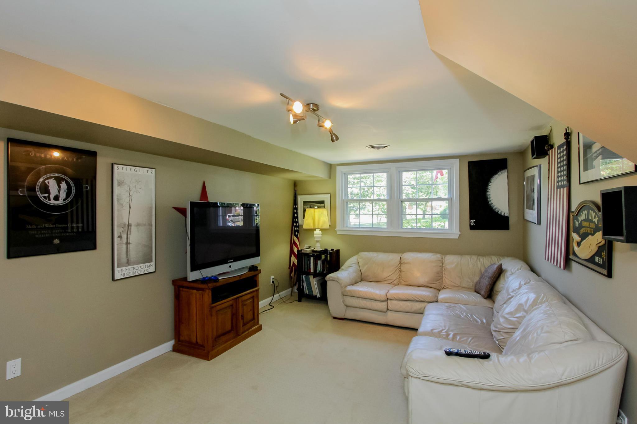 6729 Hopewell Avenue Springfield, VA 22151 - Photo 14 of 28 Family Room