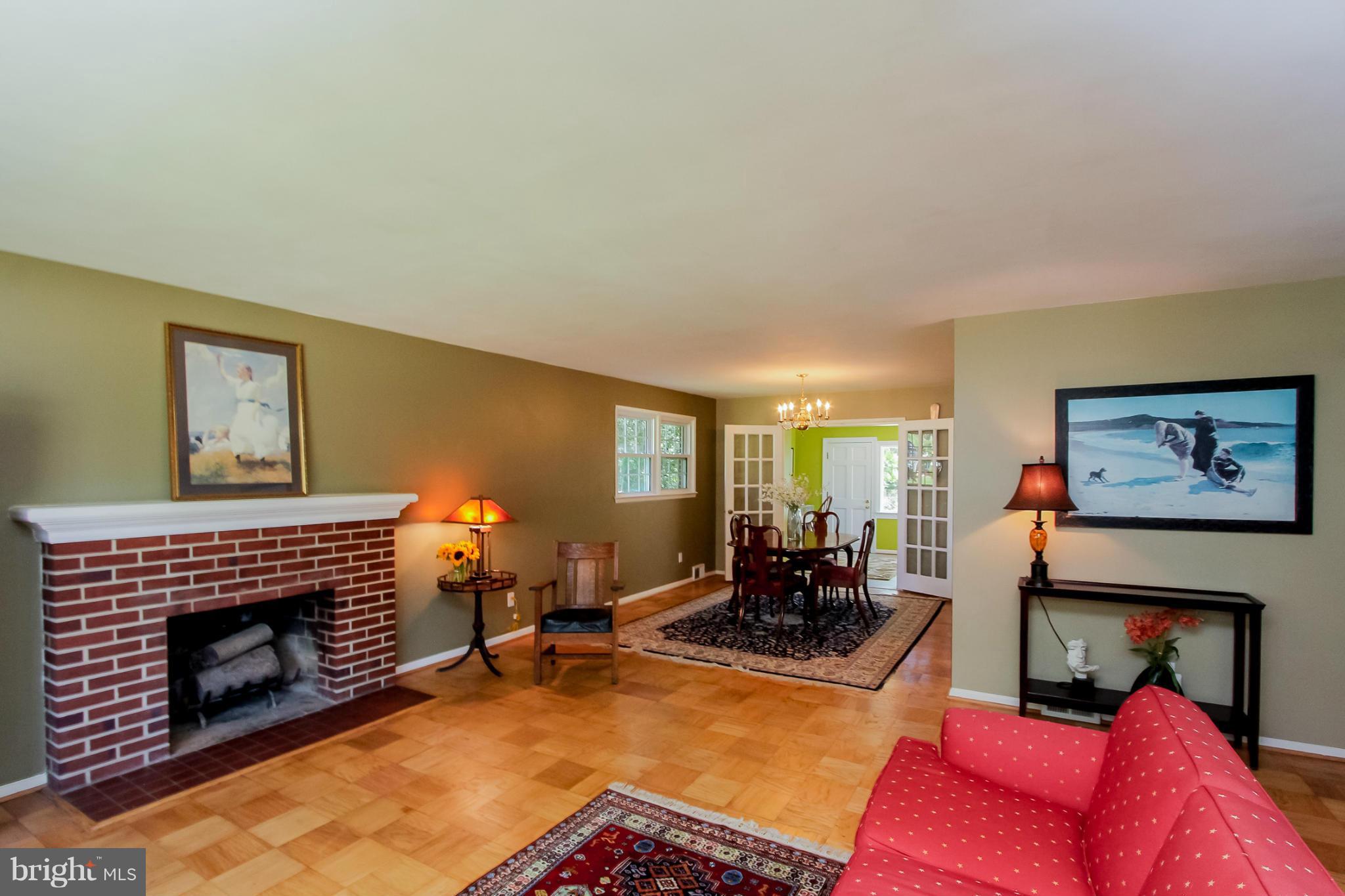 6729 Hopewell Avenue Springfield, VA 22151 - Photo 6 of 28 Living Room