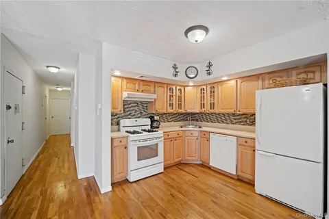 $689,999 | 71-34 162nd Street, Unit 3 | Pomonok