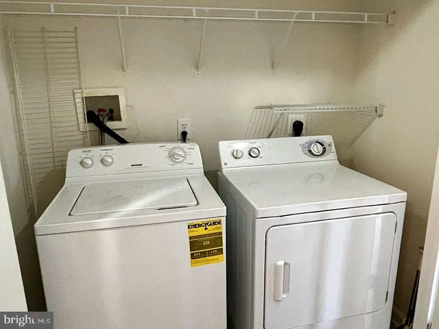 en empty room with windows and ceiling fan