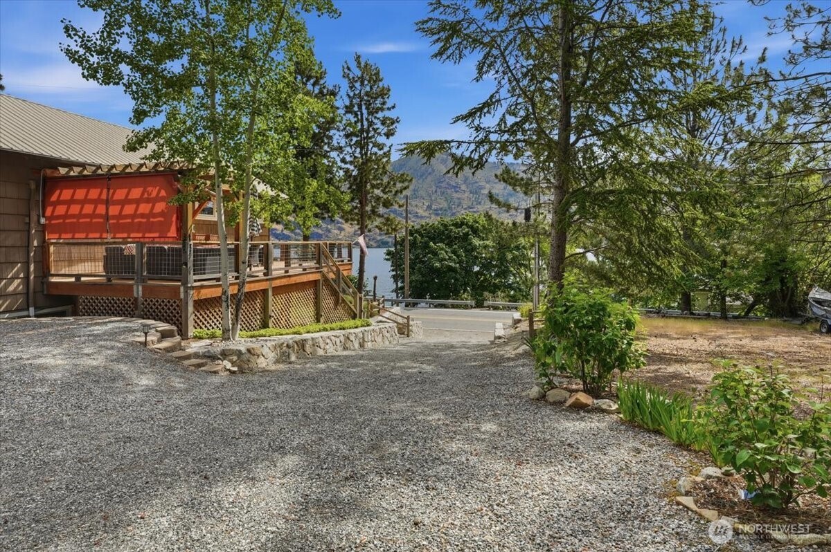 15137 South Lakeshore Road Chelan, WA 98816 - Photo 13 of 40