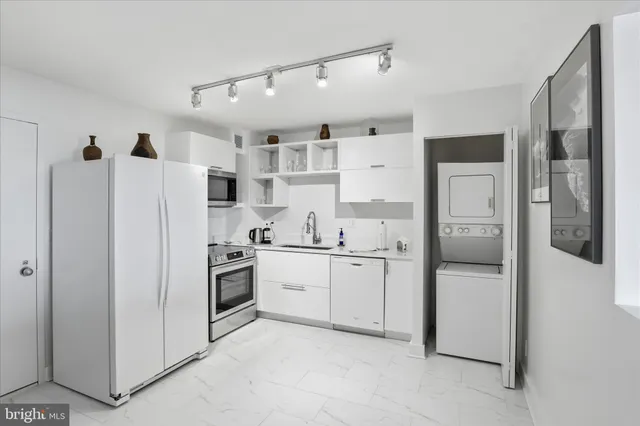 $4,900 | 8340 Greensboro Drive, Unit 1001, McLean, VA 22102