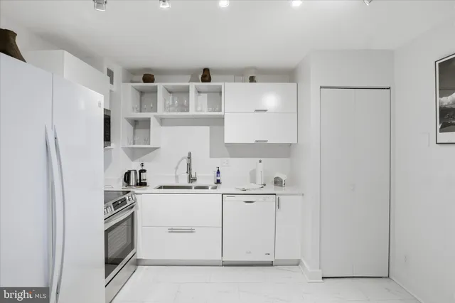 $4,900 | 8340 Greensboro Drive, Unit 1001, McLean, VA 22102