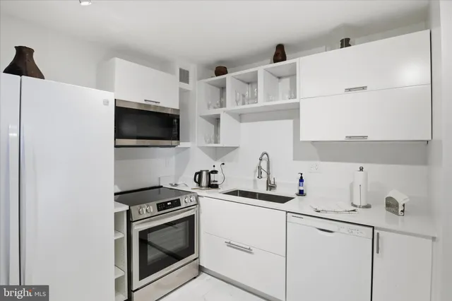 $4,900 | 8340 Greensboro Drive, Unit 1001, McLean, VA 22102