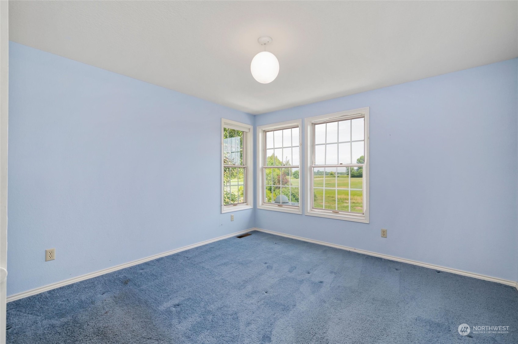13595 Avon Allen Road Mount Vernon, WA 98273 - Photo 23 of 37 an empty room with a window