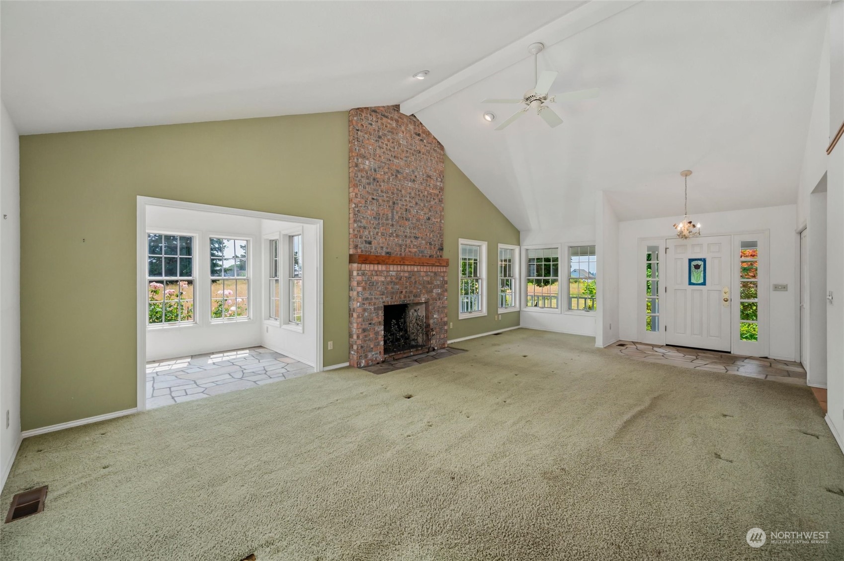 13595 Avon Allen Road Mount Vernon, WA 98273 - Photo 8 of 37 a view of a livingroom with a fireplace