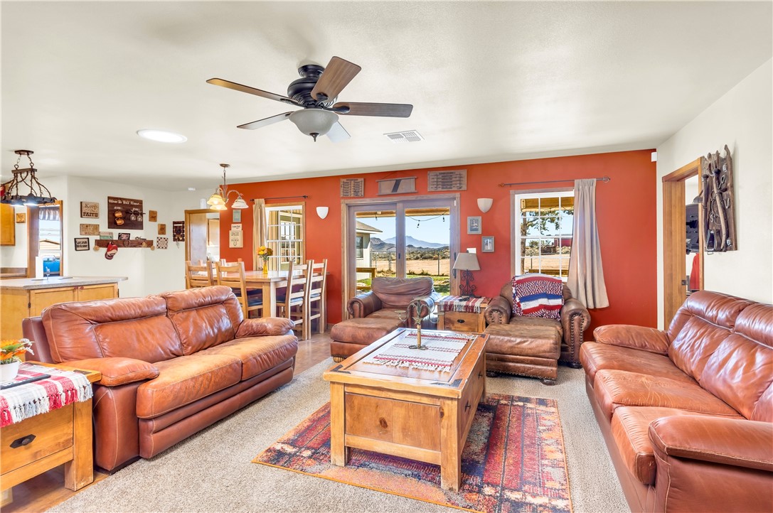 2646 East Ferguson Ranch Road Kingman, AZ 86409 - Photo 13 of 53 Living room