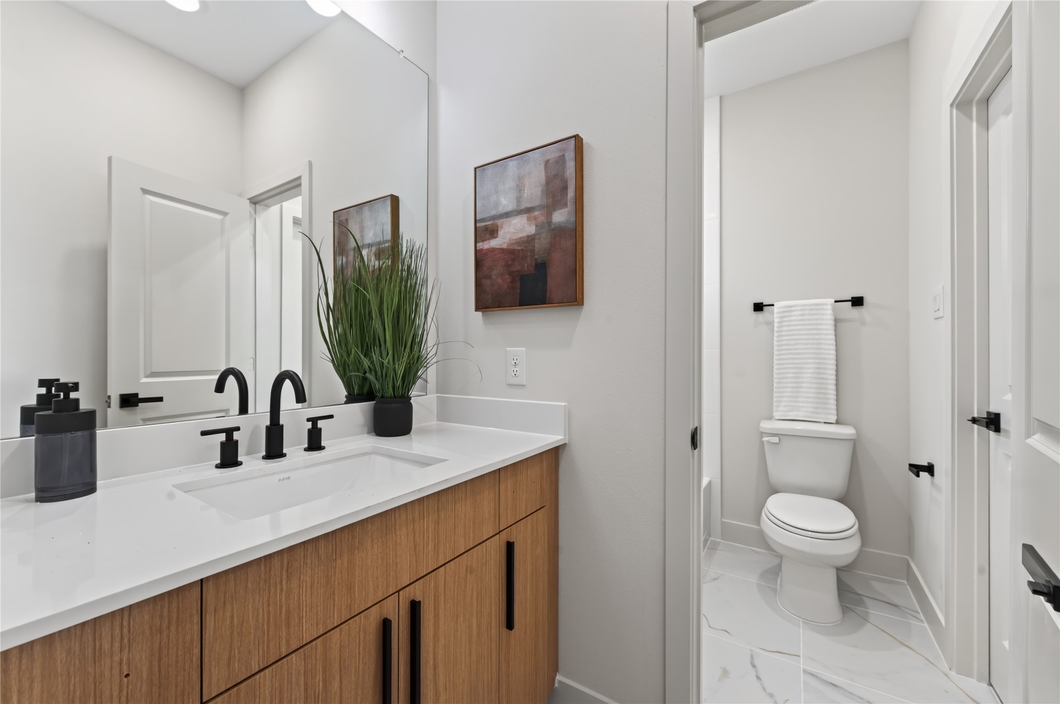 14101 Bridgeport Road Houston, TX 77047 - Photo 27 of 39 Jack & Jill bathroom with private vanity area.