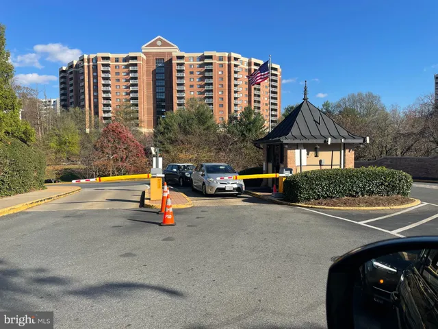 $3,200 | 205 Yoakum Parkway, Unit 1721, Alexandria, VA 22304