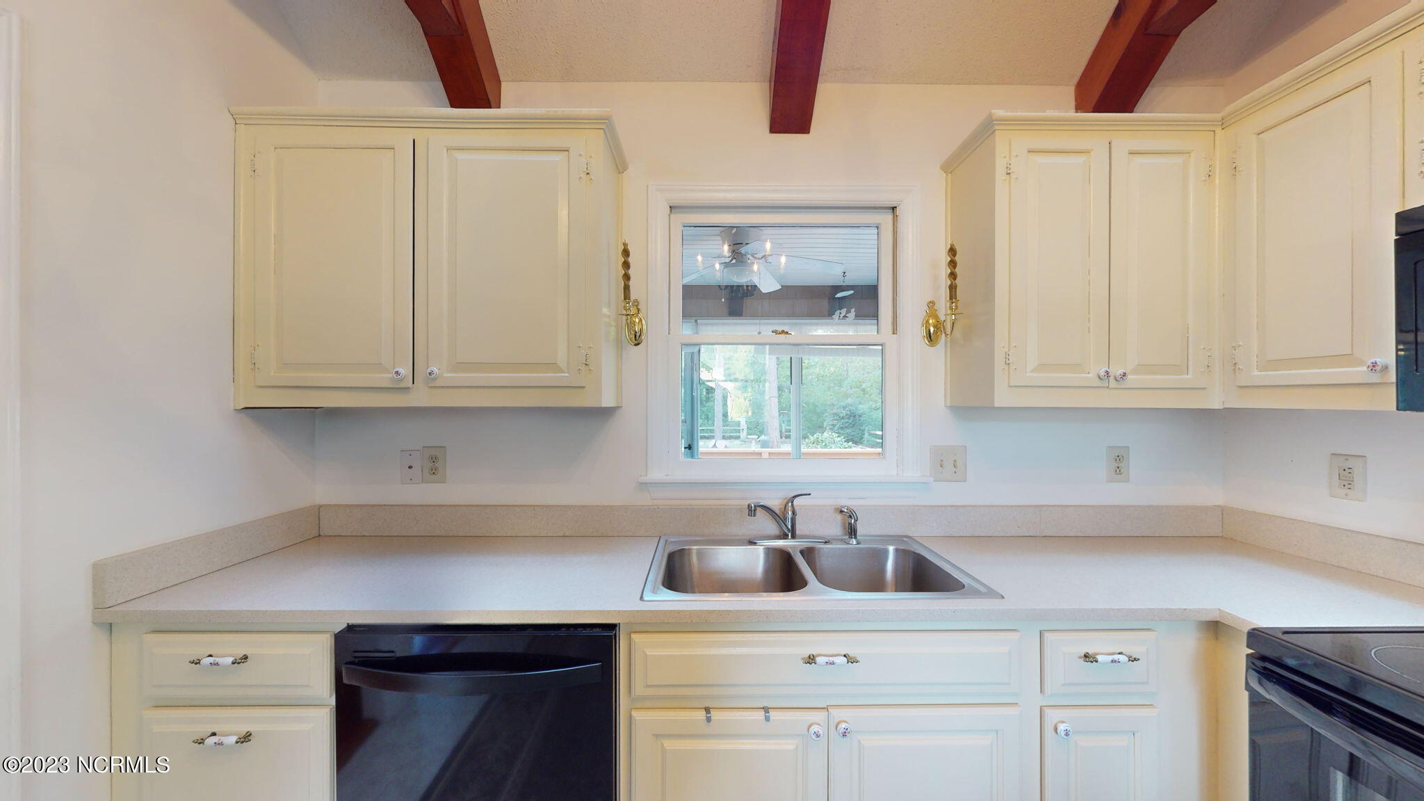 906 Point Court New Bern, NC 28560 - Photo 12 of 70 WINDOW OVERLOOKS SUNROOM