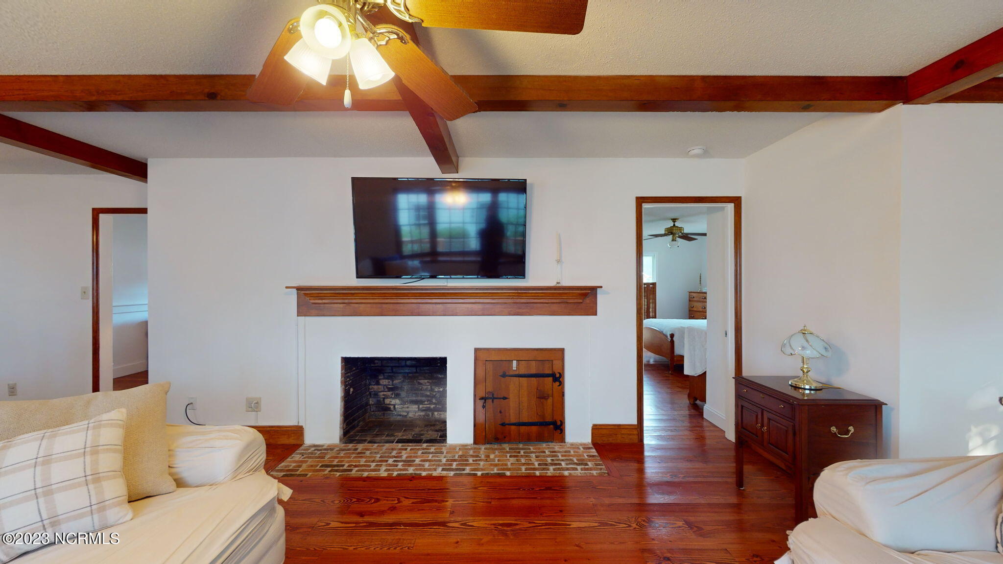 906 Point Court New Bern, NC 28560 - Photo 16 of 70 1 OF 2 FIREPLACES